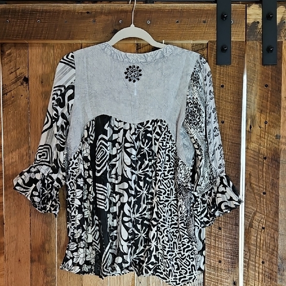 080 NWT SZ S YOUNG THREADS Black and White Graphic Blouse with Bell Sleeves - Picture 2 of 2